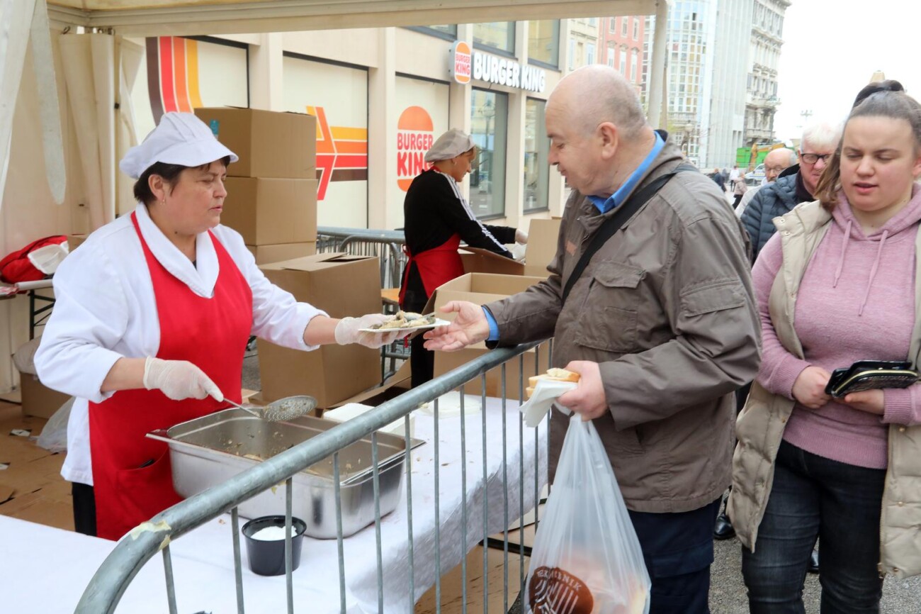 Rijeka: Podijeljeno 2500 porcija friganih srdela