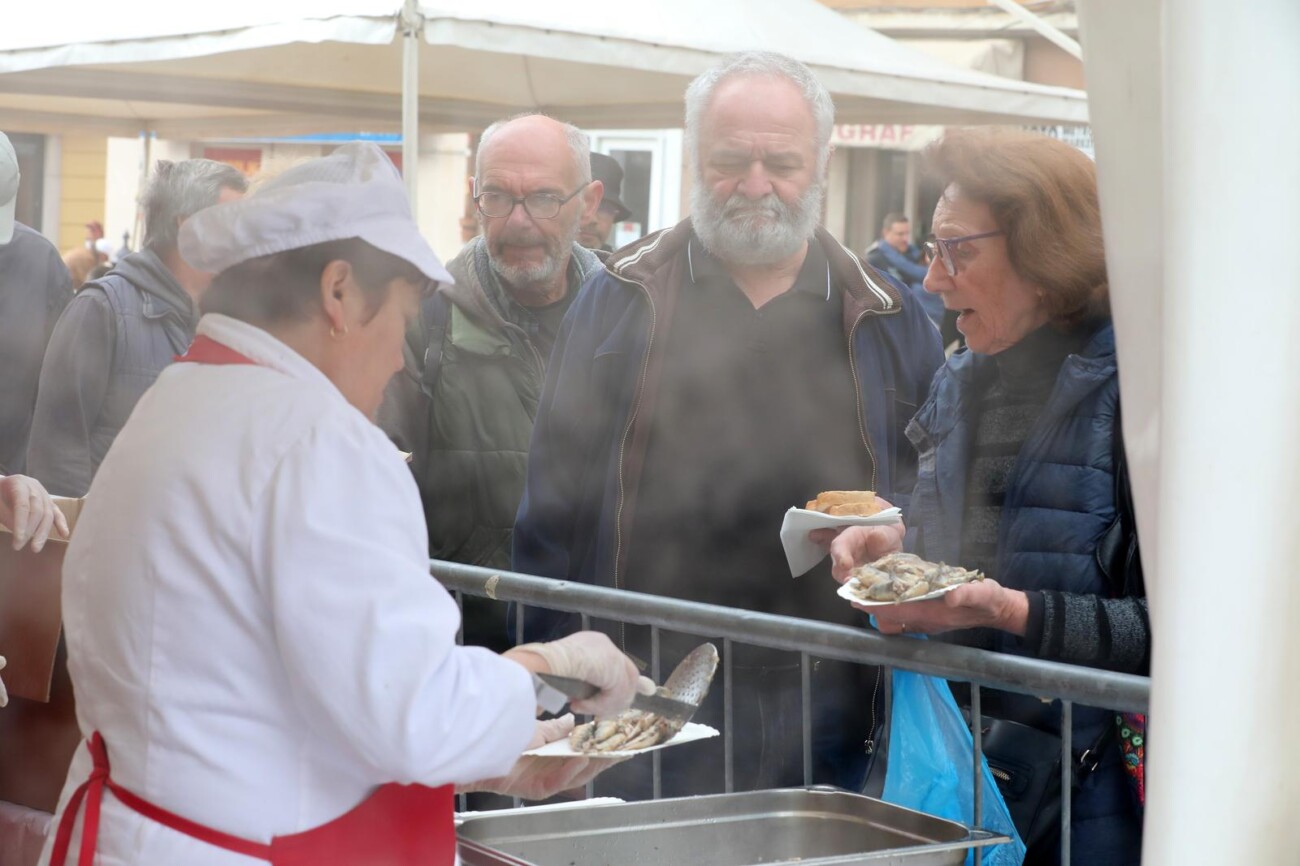 Rijeka: Podijeljeno 2500 porcija friganih srdela