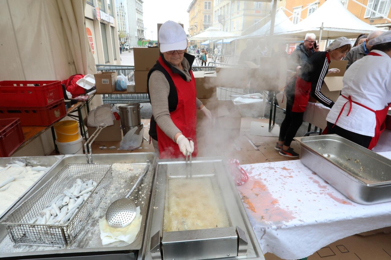 Rijeka: Podijeljeno 2500 porcija friganih srdela