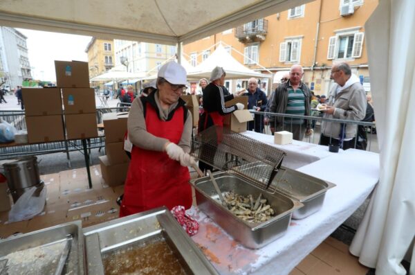 Rijeka: Podijeljeno 2500 porcija friganih srdela