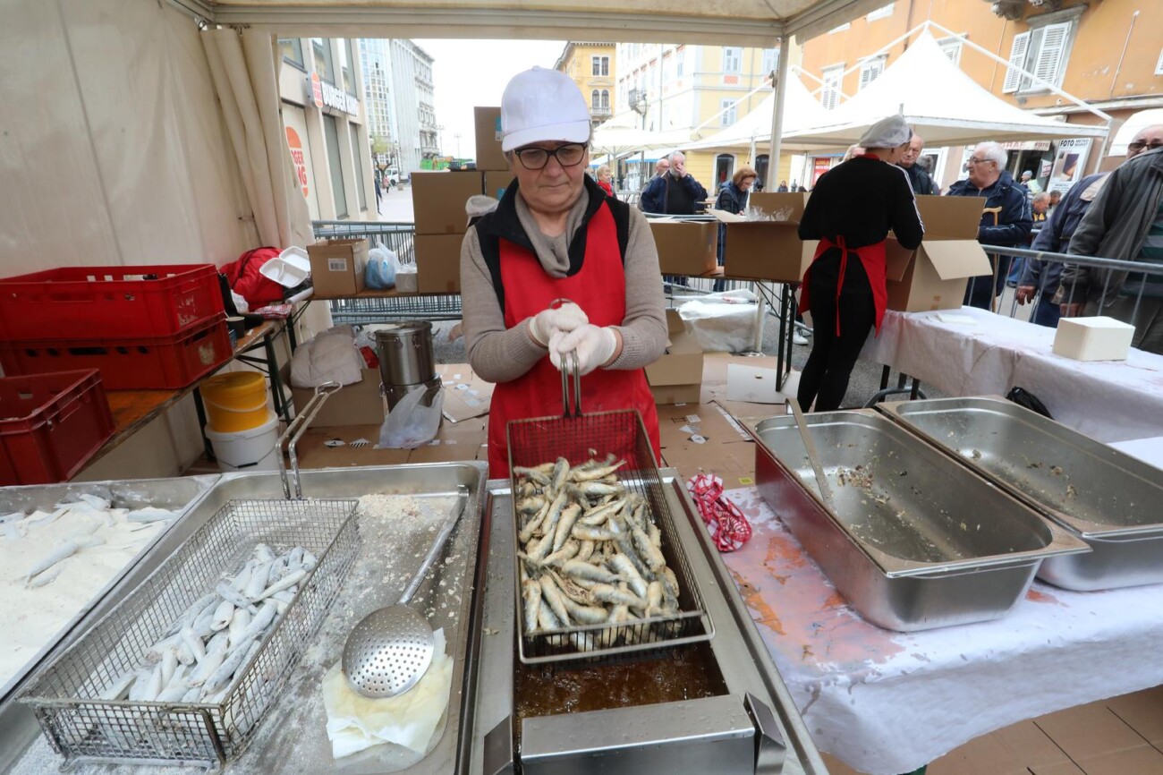 Rijeka: Podijeljeno 2500 porcija friganih srdela