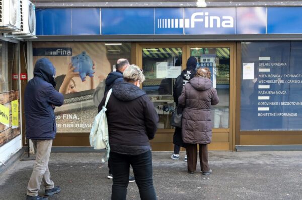 Zagreb: Gužve ispred banaka zbog konverzije kune u euro