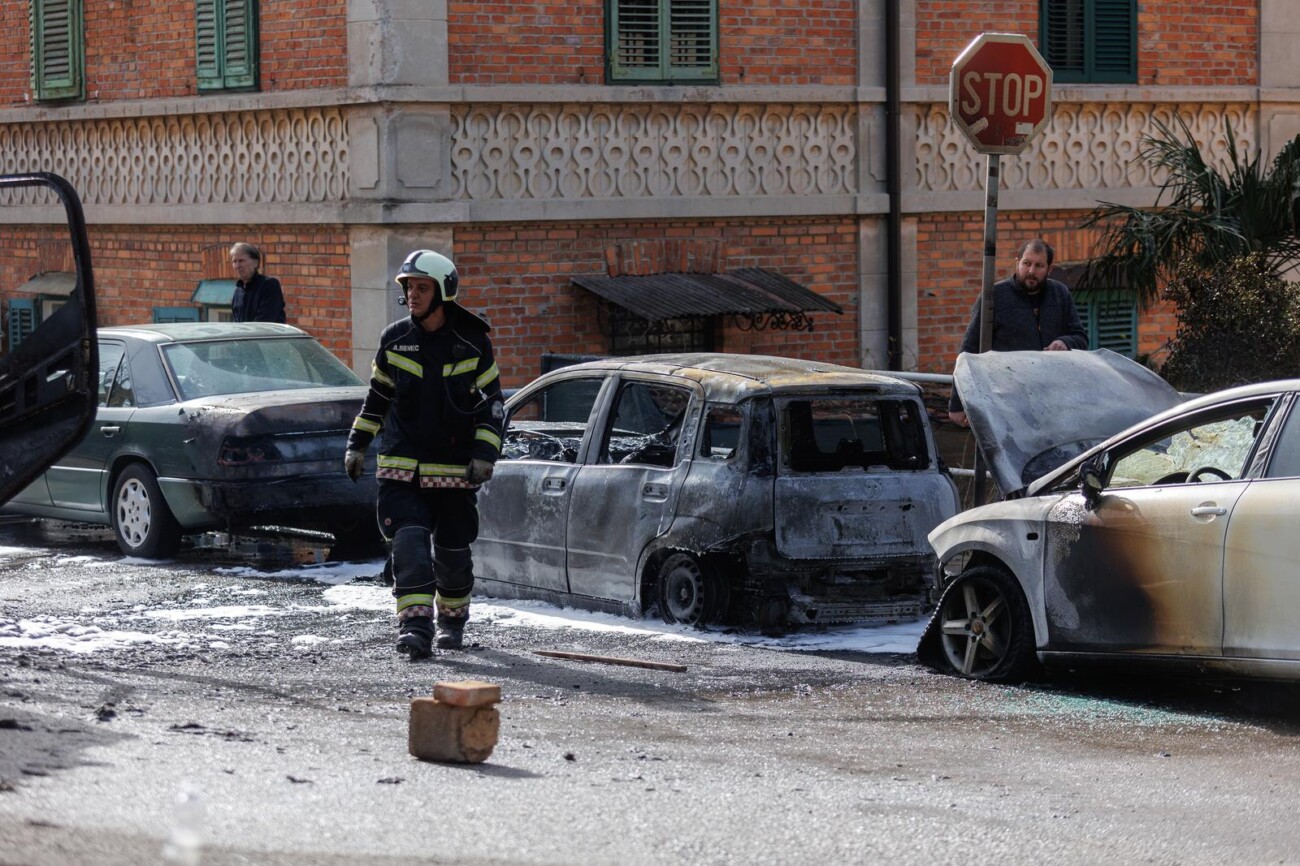 Rijeka: Veliki požar progutao tri automobila i vozilo Čistoće Rijeka: Veliki požar progutao tri automobila i vozilo Čistoće