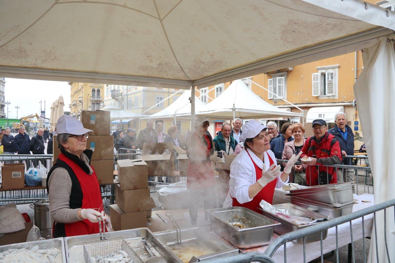 Podjela-ribica-na-Korzu-povodom-Uskrsa-8
