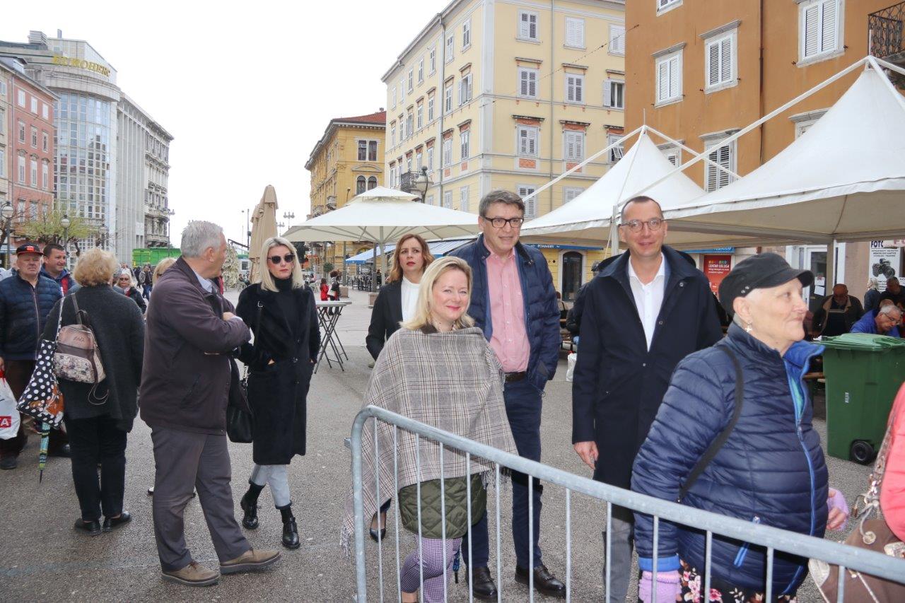 Podjela-ribica-na-Korzu-povodom-Uskrsa-9