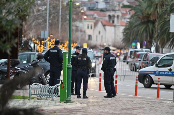 Makarska: Policija i specijalci ogradili Peškeru, kreće uklanjanje kioska