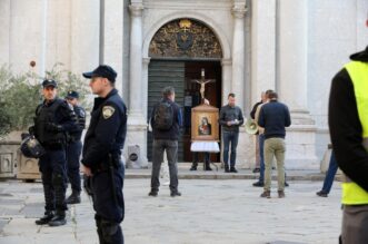 Rijeka: Molitelji pred katedralom i prosvjednici Rijeka: Molitelji pred katedralom i prosvjednici