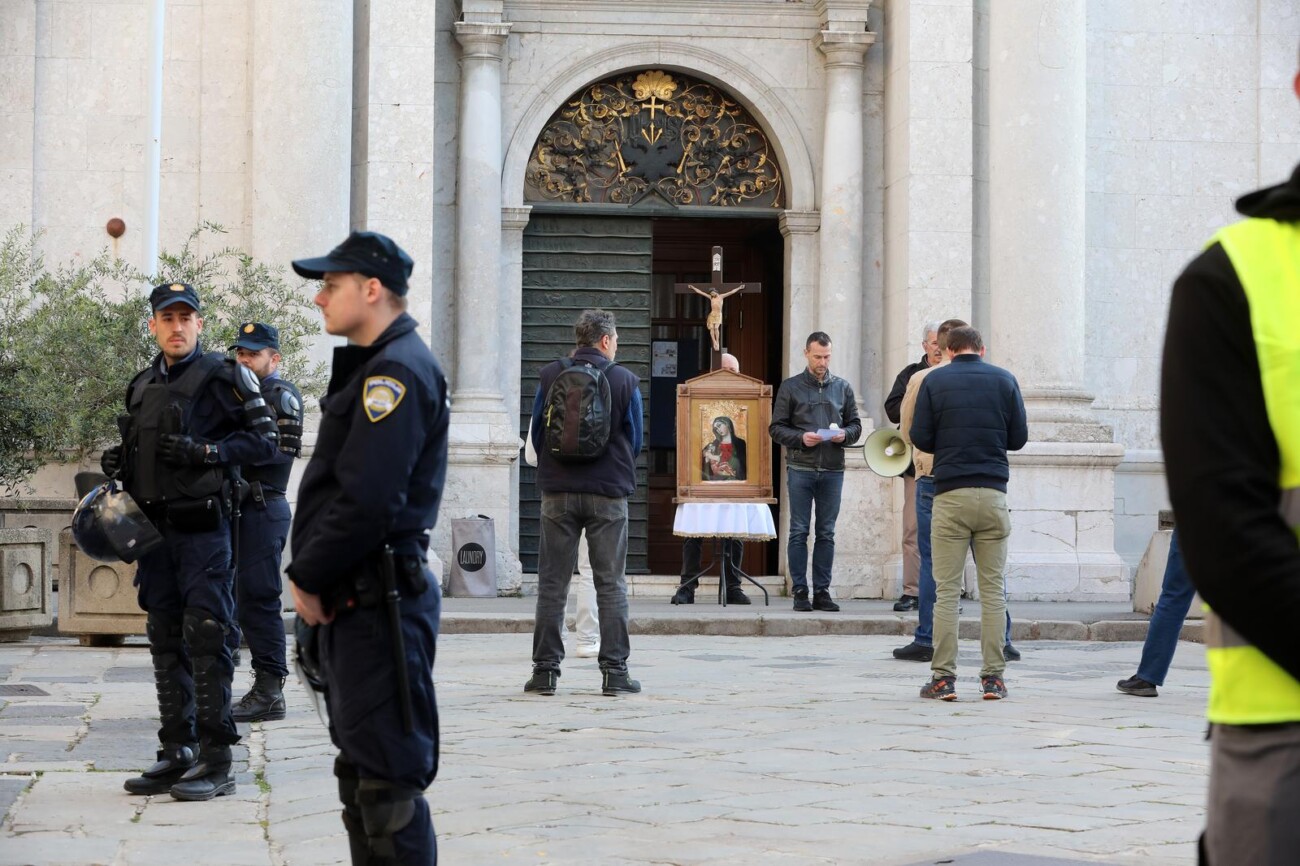Rijeka: Molitelji pred katedralom i prosvjednici Rijeka: Molitelji pred katedralom i prosvjednici