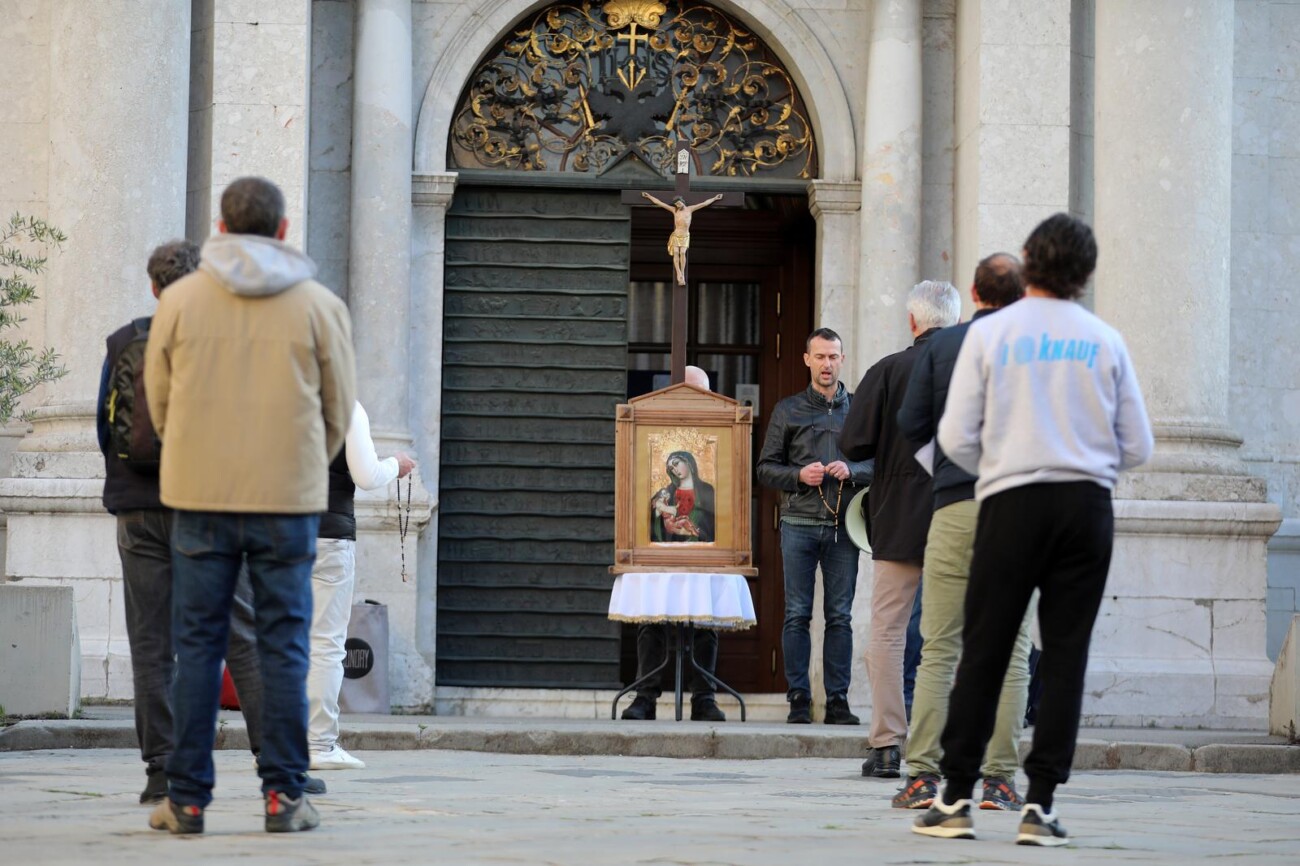 Rijeka: Molitelji pred katedralom i prosvjednici Rijeka: Molitelji pred katedralom i prosvjednici