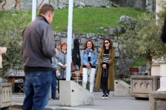 Rijeka: Molitelji pred katedralom i prosvjednici Rijeka: Molitelji pred katedralom i prosvjednici