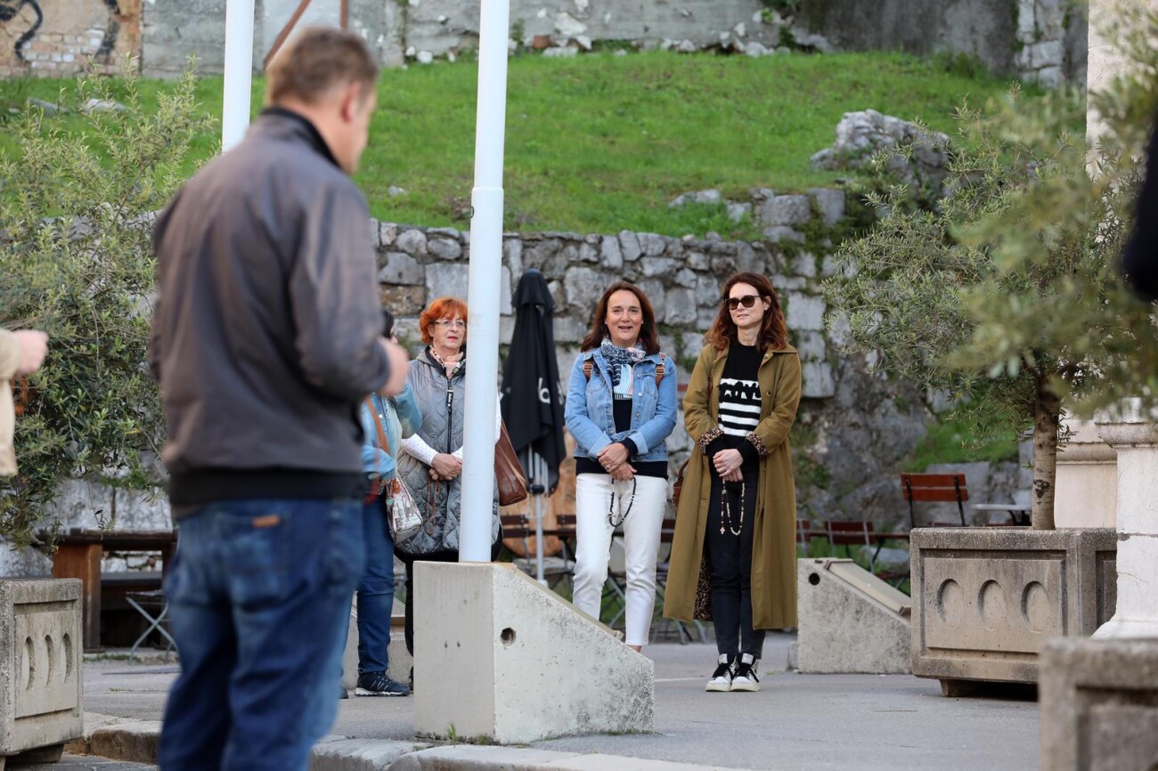 Rijeka: Molitelji pred katedralom i prosvjednici Rijeka: Molitelji pred katedralom i prosvjednici