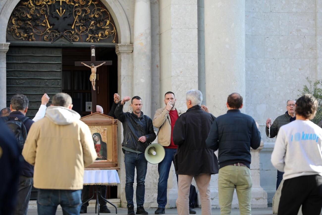 Rijeka: Molitelji pred katedralom i prosvjednici Rijeka: Molitelji pred katedralom i prosvjednici