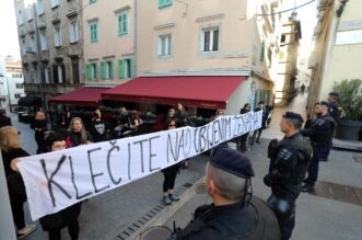 Rijeka: Molitelji pred katedralom i prosvjednici Rijeka: Molitelji pred katedralom i prosvjednici