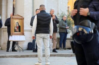 Rijeka: Molitelji pred katedralom i prosvjednici Rijeka: Molitelji pred katedralom i prosvjednici