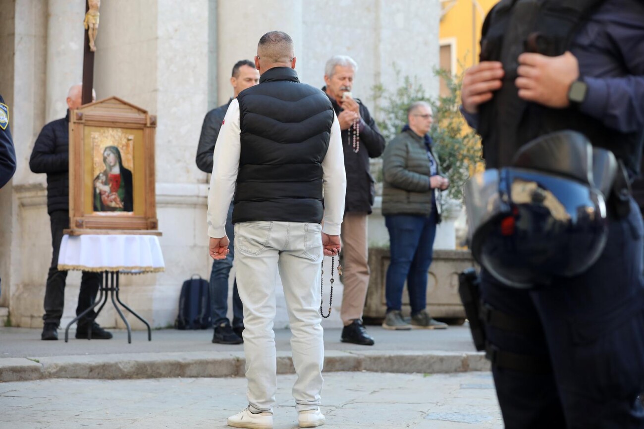 Rijeka: Molitelji pred katedralom i prosvjednici Rijeka: Molitelji pred katedralom i prosvjednici