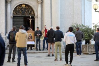 Rijeka: Molitelji pred katedralom i prosvjednici Rijeka: Molitelji pred katedralom i prosvjednici