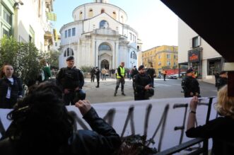 Rijeka: Molitelji pred katedralom i prosvjednici Rijeka: Molitelji pred katedralom i prosvjednici