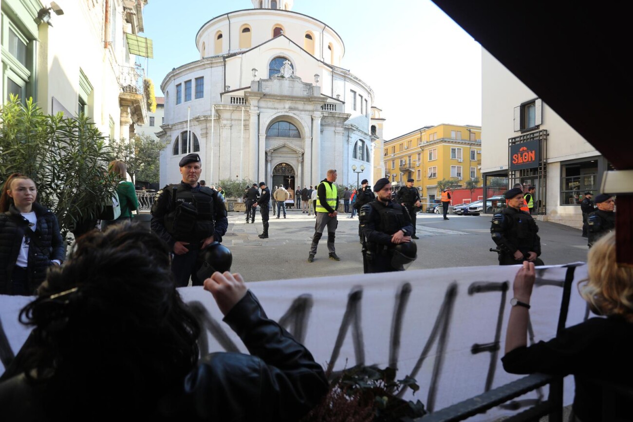 Rijeka: Molitelji pred katedralom i prosvjednici Rijeka: Molitelji pred katedralom i prosvjednici