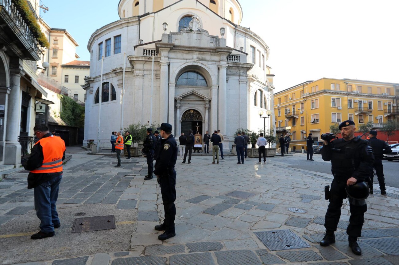 Rijeka: Molitelji pred katedralom i prosvjednici Rijeka: Molitelji pred katedralom i prosvjednici