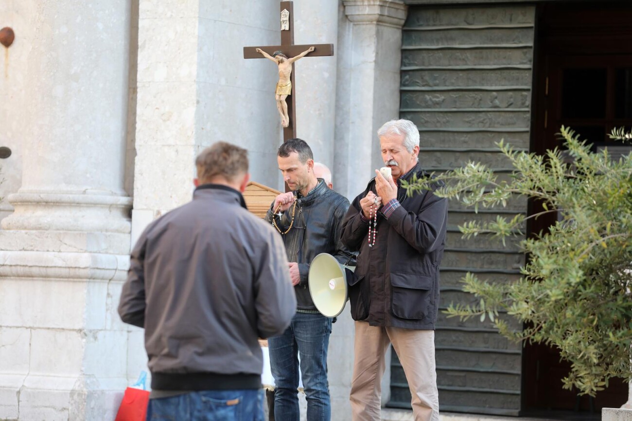 Rijeka: Molitelji pred katedralom i prosvjednici Rijeka: Molitelji pred katedralom i prosvjednici