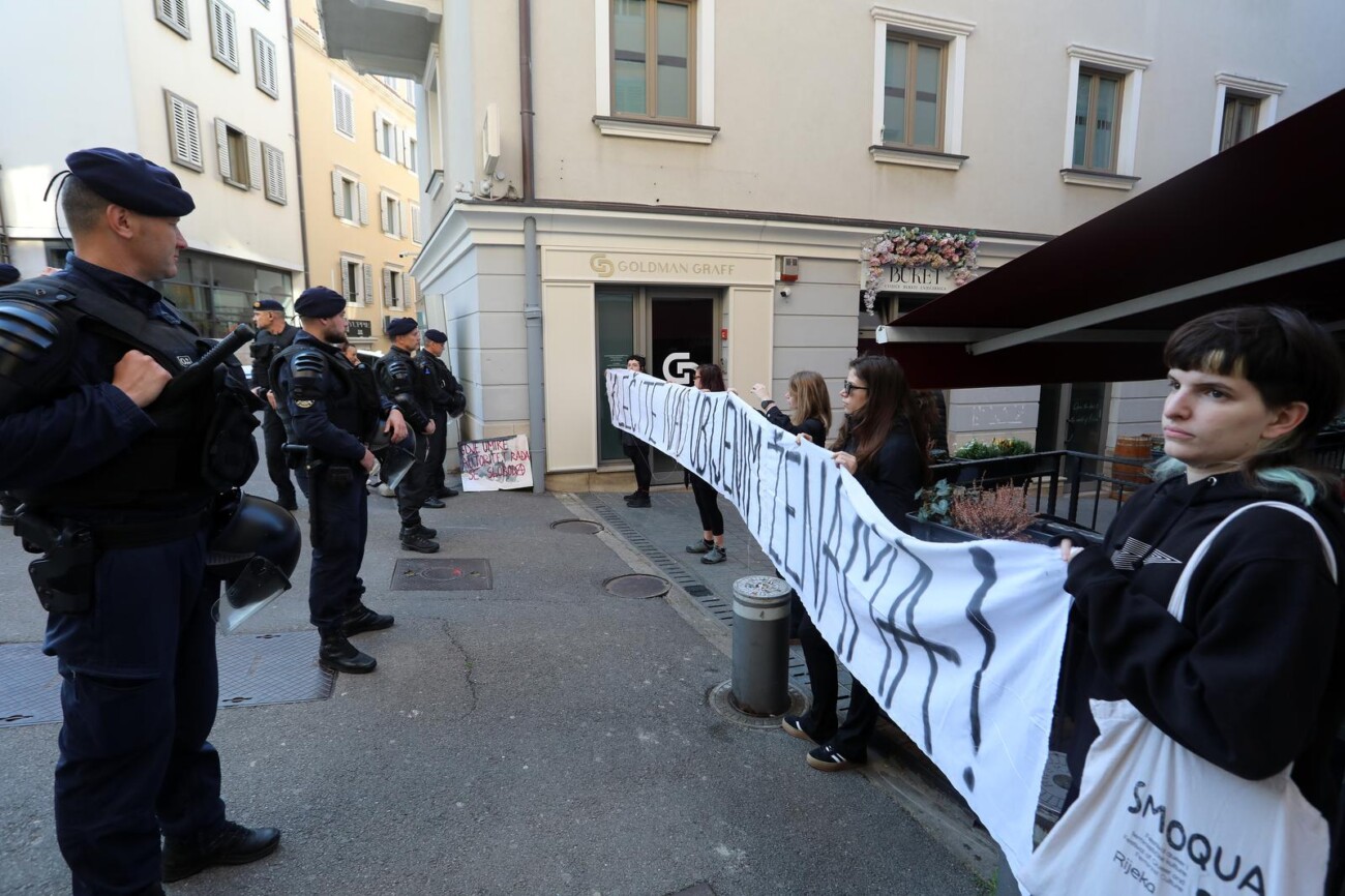 Rijeka: Molitelji pred katedralom i prosvjednici Rijeka: Molitelji pred katedralom i prosvjednici