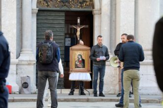 Rijeka: Molitelji pred katedralom i prosvjednici Rijeka: Molitelji pred katedralom i prosvjednici