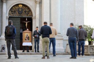 Rijeka: Molitelji pred katedralom i prosvjednici Rijeka: Molitelji pred katedralom i prosvjednici