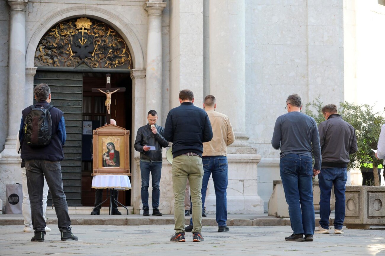 Rijeka: Molitelji pred katedralom i prosvjednici Rijeka: Molitelji pred katedralom i prosvjednici