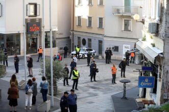 Rijeka: Molitelji pred katedralom i prosvjednici Rijeka: Molitelji pred katedralom i prosvjednici