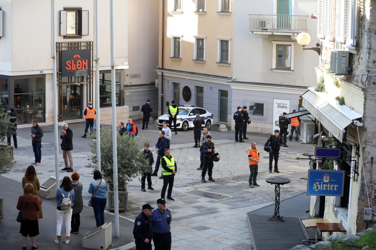 Rijeka: Molitelji pred katedralom i prosvjednici Rijeka: Molitelji pred katedralom i prosvjednici