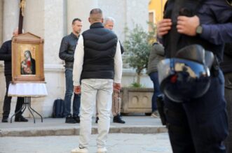 Rijeka: Molitelji pred katedralom i prosvjednici Rijeka: Molitelji pred katedralom i prosvjednici