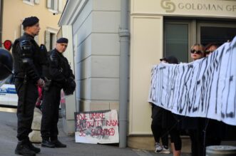 Rijeka: Molitelji pred katedralom i prosvjednici Rijeka: Molitelji pred katedralom i prosvjednici