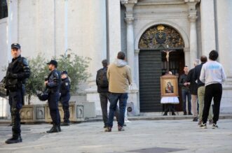 Rijeka: Molitelji pred katedralom i prosvjednici Rijeka: Molitelji pred katedralom i prosvjednici