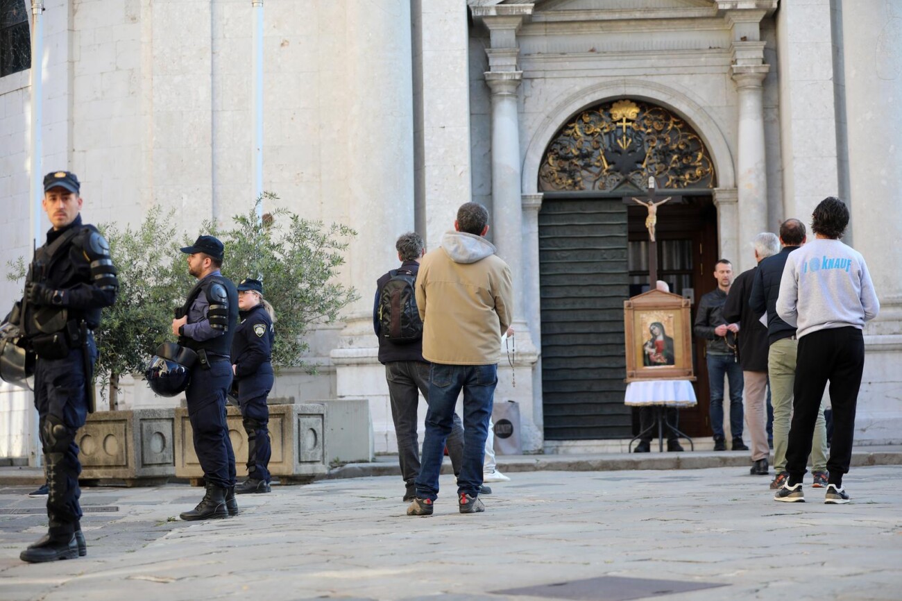 Rijeka: Molitelji pred katedralom i prosvjednici Rijeka: Molitelji pred katedralom i prosvjednici