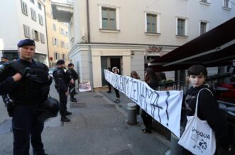 Rijeka: Molitelji pred katedralom i prosvjednici Rijeka: Molitelji pred katedralom i prosvjednici