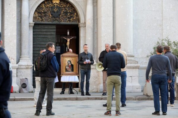 Rijeka: Molitelji pred katedralom i prosvjednici