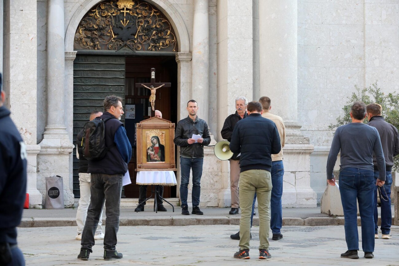 Rijeka: Molitelji pred katedralom i prosvjednici Rijeka: Molitelji pred katedralom i prosvjednici