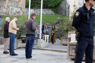 Rijeka: Molitelji pred katedralom i prosvjednici Rijeka: Molitelji pred katedralom i prosvjednici