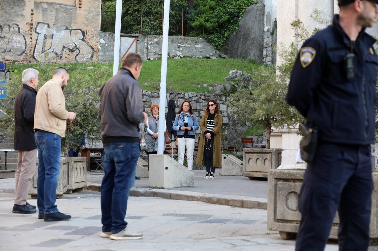 Rijeka: Molitelji pred katedralom i prosvjednici Rijeka: Molitelji pred katedralom i prosvjednici