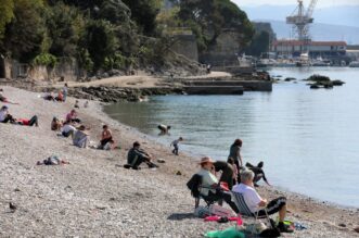 Rijeka: Mnogobrojni Riječani na plaži Kantrida