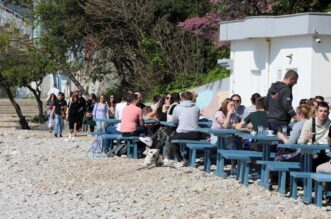 Rijeka: Mnogobrojni Riječani na plaži Kantrida