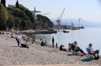 Rijeka: Mnogobrojni Riječani na plaži Kantrida
