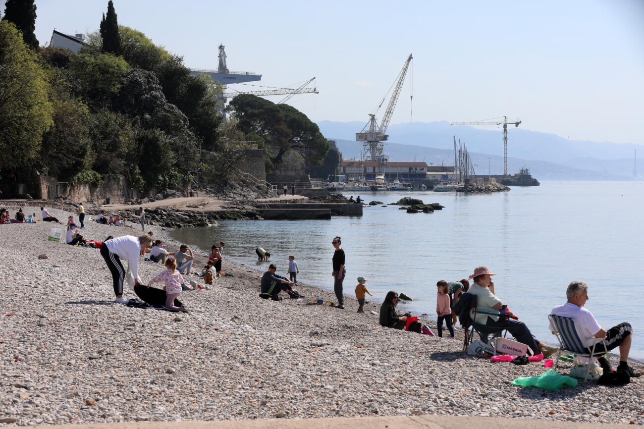 Rijeka: Mnogobrojni Riječani na plaži Kantrida