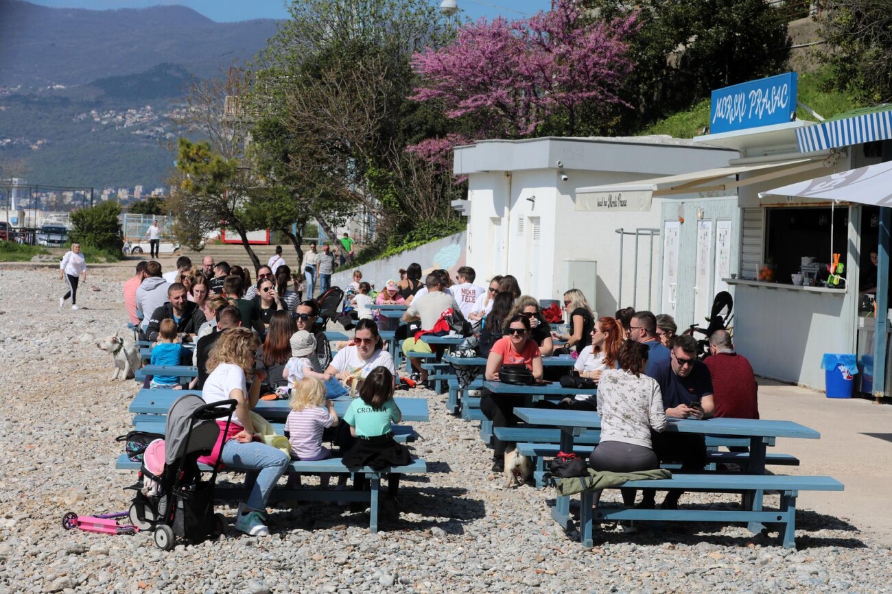 Rijeka: Mnogobrojni Rije?ani na plai Kantrida