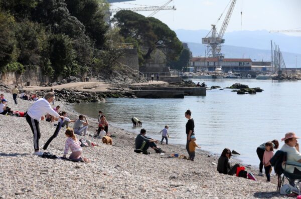 Rijeka: Mnogobrojni Riječani na plaži Kantrida