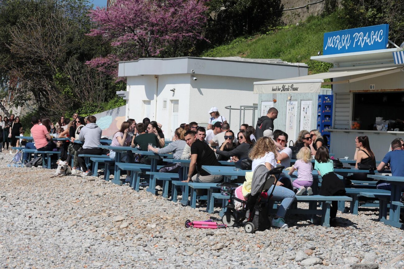 Rijeka: Mnogobrojni Riječani na plaži Kantrida
