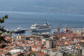 Rijeka: Kruzer MSC Armonia uplovio u riječku luku Rijeka: Kruzer MSC Armonia uplovio u riječku luku