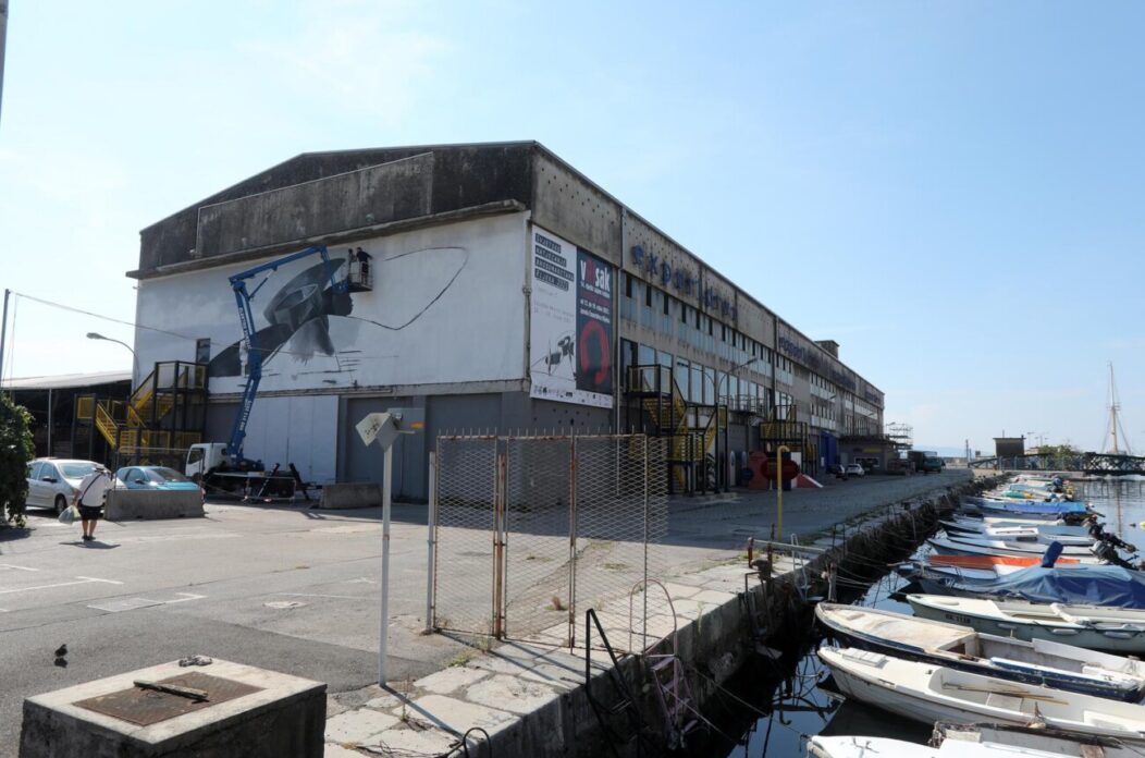 Rijeka: Vladimir Tomić Mosk oslikava mural s motivom propelera na zgradi Exportdrva Rijeka: Vladimir Tomić Mosk oslikava mural s motivom propelera na zgradi Exportdrva