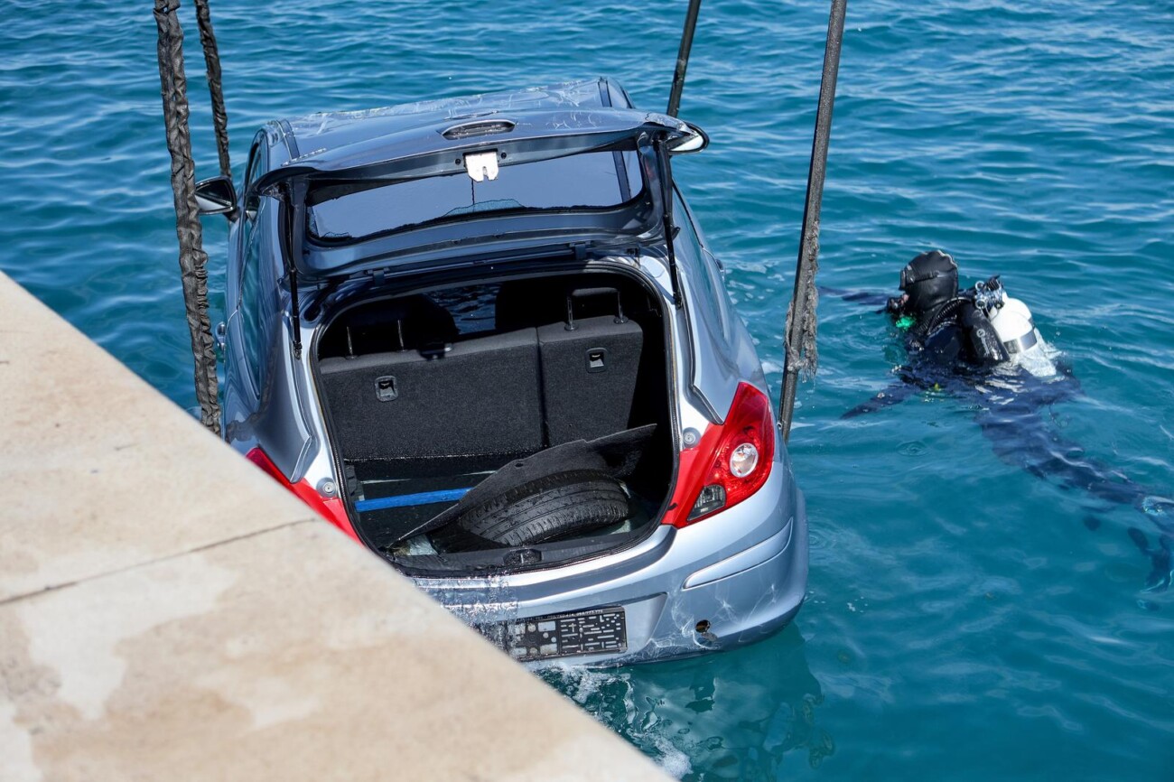 Zadar: Izvučen automobili koji je s obližnjeg parkinga ‘skliznuo’ u more