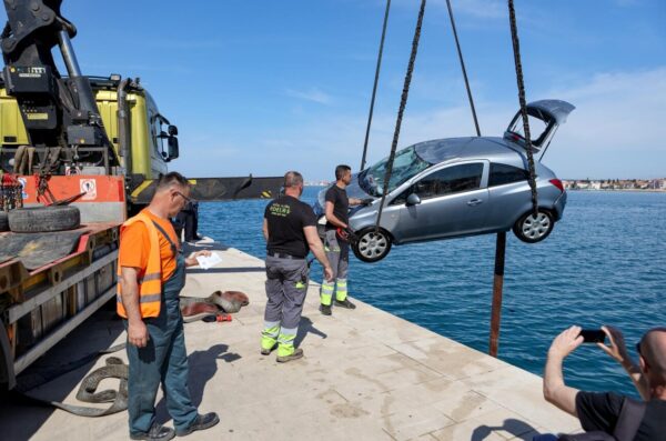 Zadar: Izvučen automobili koji je s obližnjeg parkinga ‘skliznuo’ u more